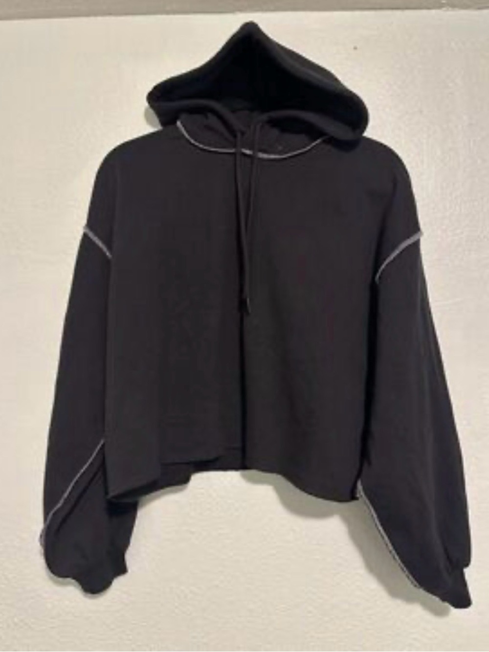 Leviβs Black Cropped Hooded Sweater with Contrast Stitching